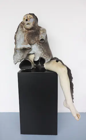 Erik Dejonckheere - Keramiek, Gehavende vrouw na oorlogstijd kopen? Bied vanaf 400!