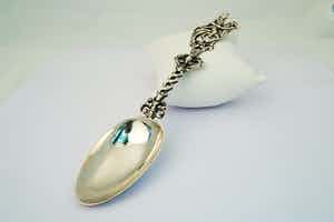 2577 - 2e geh. Zilveren zg. gelegenheidslepel "ruiter en paard" jaarletter 1963 verkocht voor € 30!