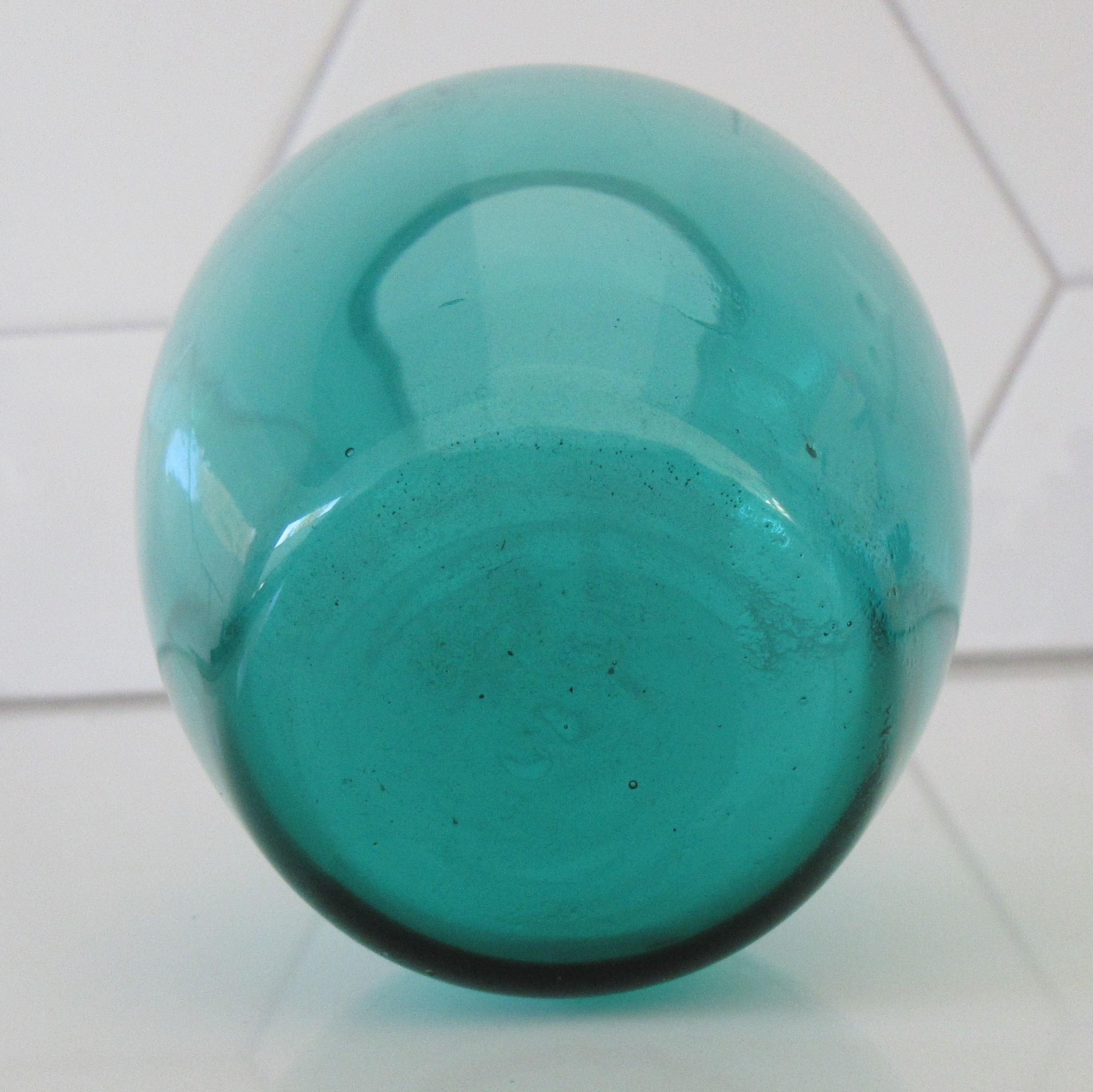 Niet of onleesbaar gesigneerd - Mooi zeegroen en amethyst kleurige glazen vaasjes kopen? Bied vanaf 1!