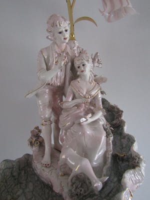 Niet of onleesbaar gesigneerd - PORSELEINEN FONTEIN Koppel Victoriaanse klederdracht + lichtarmatuur in irisvorm kopen? Bied vanaf 1!