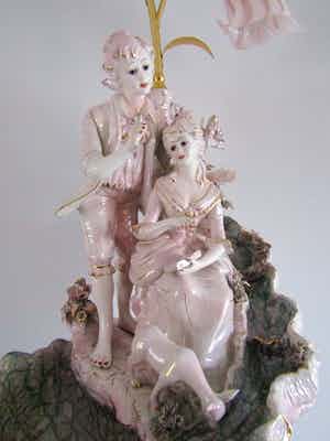 Niet of onleesbaar gesigneerd - PORSELEINEN FONTEIN Koppel Victoriaanse klederdracht + lichtarmatuur in irisvorm verkocht voor € 1!