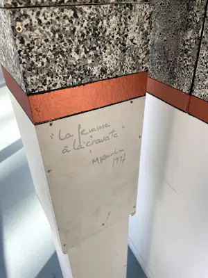 Michel Kourline - Tweedelig kunstobject in gemengde techniek, La femme à la cravate (Groot) kopen? Bied vanaf 450!