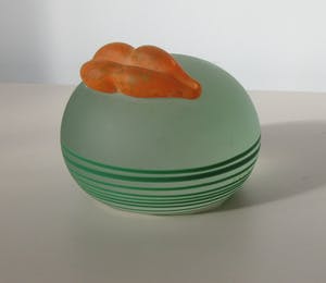 Glasstudio Borowski - Grote groene gesatineerde presse papier met oranje gesatineerde mond kopen? Bied vanaf 30!