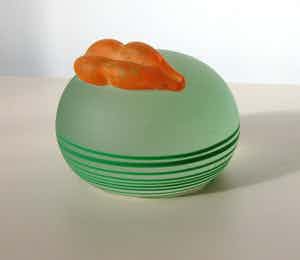 Glasstudio Borowski - Grote groene gesatineerde presse papier met oranje gesatineerde mond verkocht voor € 30!