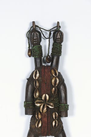 Namchi - Vruchtbaarheidspop van hout, kauri schelpen en kralen kopen? Bied vanaf 1!