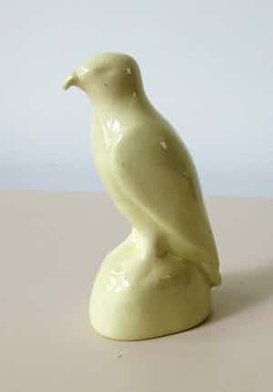 Niet of onleesbaar gesigneerd - Art deco platelen plastiek van een Havik verkocht voor € 1!