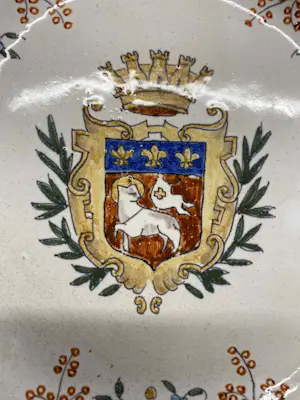 Faience de Rouen - Handgeschilderd bord met wapenschild - bonsecours kopen? Bied vanaf 39!