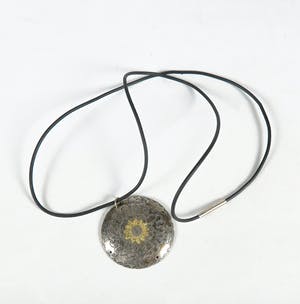 Yoka Voorbach - Collier met zilveren hanger met kleurenets, Sunny world kopen? Bied vanaf 1!