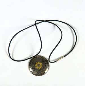 Yoka Voorbach - Collier met zilveren hanger met kleurenets, Sunny world verkocht voor € 1!