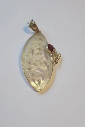 Balinese Barong hanger rijkelijk uitgesneden parelmoer met facetgeslepen Robijn kopen? Bied vanaf 50!