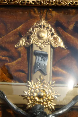 Niet of onleesbaar gesigneerd - Prachtige Bronzen Jezus aan Kruis achter Bol Glas - Fluweel, Brons, Glas kopen? Bied vanaf 1!
