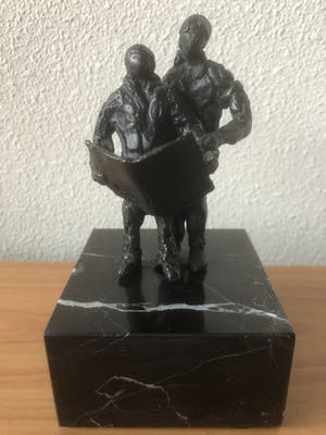 Brons (Onbekend) - Prachtig beeldje van 2 mensen die de krant lezen op marmeren sokkel. kopen? Bied vanaf 35!