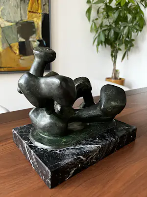 Carlos Castanedo - Bronzen sculptuur van liggend naakt figuur op marmeren sokkel kopen? Bied vanaf 250!