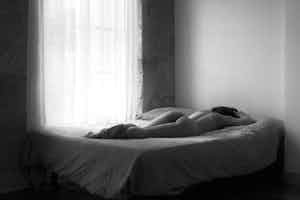 Niet of onleesbaar gesigneerd - Naakt op bed van Jérémie Mazenq (ingelijst) verkocht voor € 1!