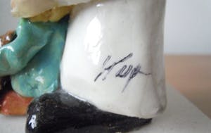 Niet of onleesbaar gesigneerd - Handgemaakt gesigneerd beeldje van DOKTER MET KIND. kopen? Bied vanaf 1!