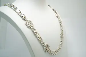64 -  Lang (70cm) Surinaams 1e geh. zilveren konings collier met mattenkloppers kopen? Bied vanaf 220!