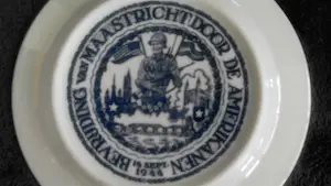 N.V. Porselein- en Tegelfabriek Mosa - twee borden van Arjen van Prooijen kopen? Bied vanaf 24!