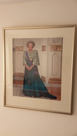 Niet of onleesbaar gesigneerd - statieportret van H.M. Koningin Beatrix. kopen? Bied vanaf 1!
