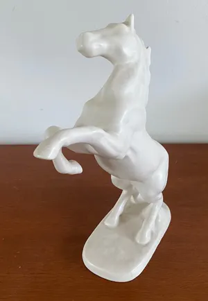 Plateelbakkerij Flora - Mat wit platelen beeld van een steigerend paard kopen? Bied vanaf 1!