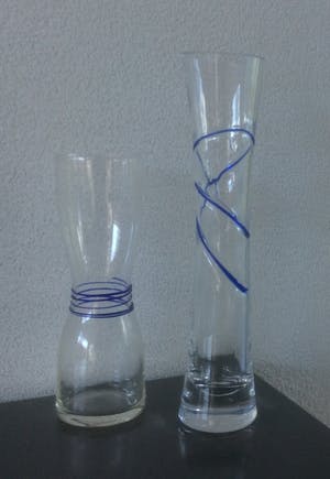 Niet of onleesbaar gesigneerd - VIER BLAUWE GLAZEN VAZEN kopen? Bied vanaf 1!