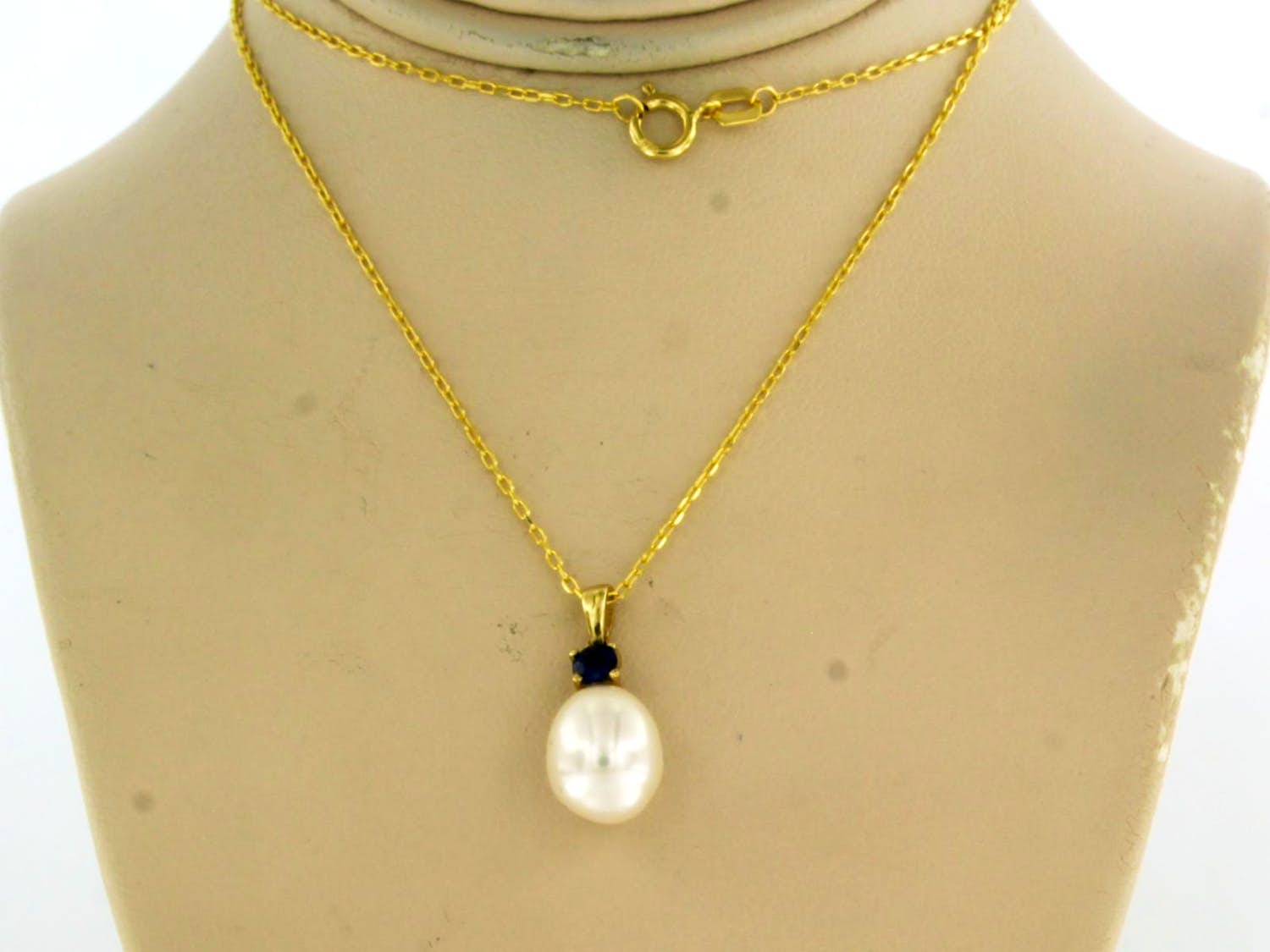 14k geel gouden collier en een hanger bezet met saffier tot. 0,18ct en een parel kopen? Bied vanaf 130!