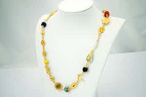 2068- Surinaams 18 krt gouden collier met diversen kralen en symbolen! verkocht voor € 970!