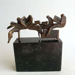 Eric Claus - Eric Claus Krantenlezers op spui op zwart marmer sokkel 6 cm hoog verkocht voor € 260!