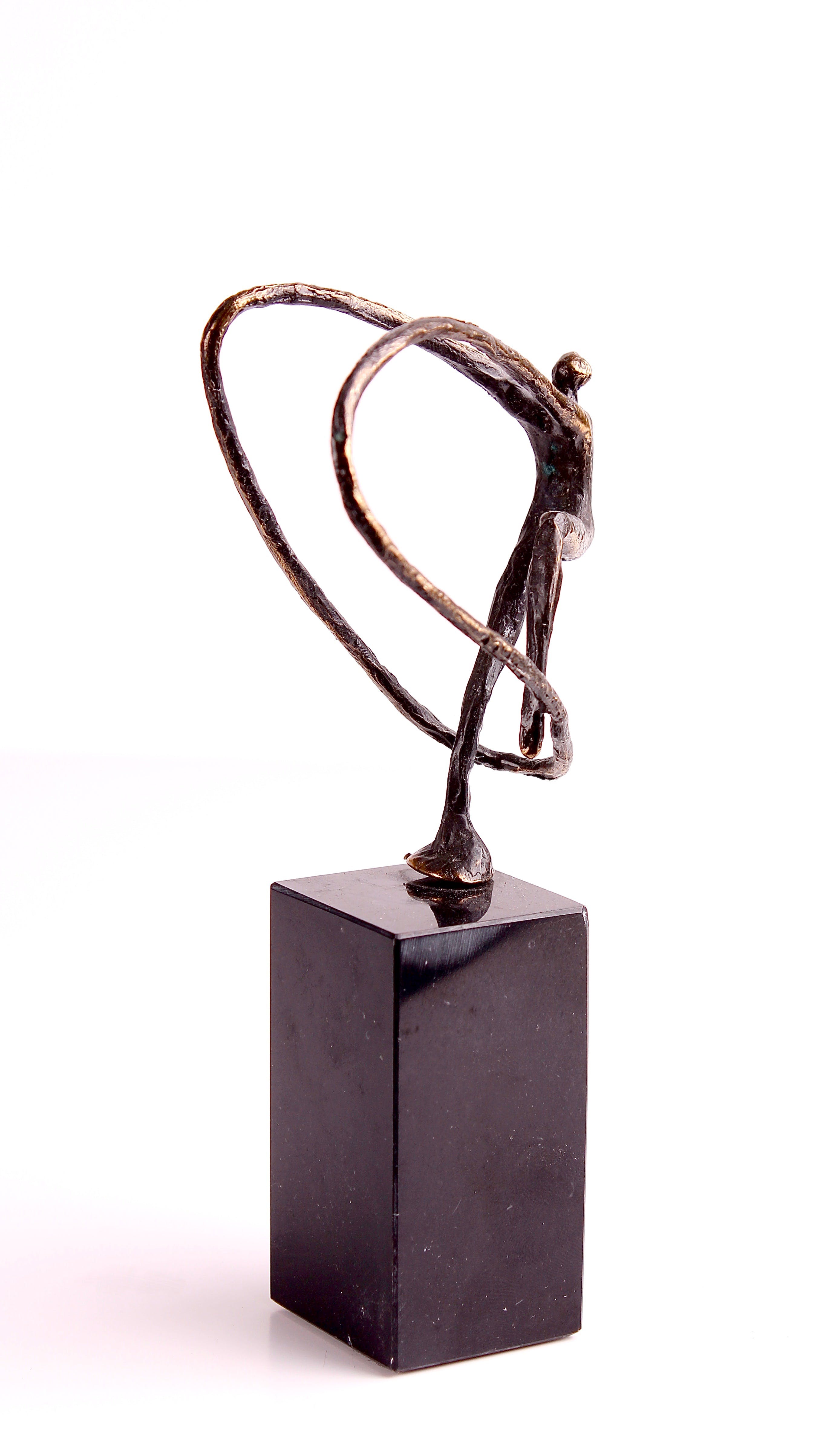 Corry Ammerlaan - van Niekerk - Verbronsd beeld 'Touwtje springen' op natuurstenen voet kopen? Bied vanaf 24!