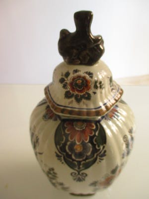 Plateelbakkerij Flora - Grote dekselvaas met polychrome beschildering kopen? Bied vanaf 22!