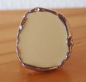 Niet of onleesbaar gesigneerd - Wit metalen hand gemaakte ring verkocht voor € 10!