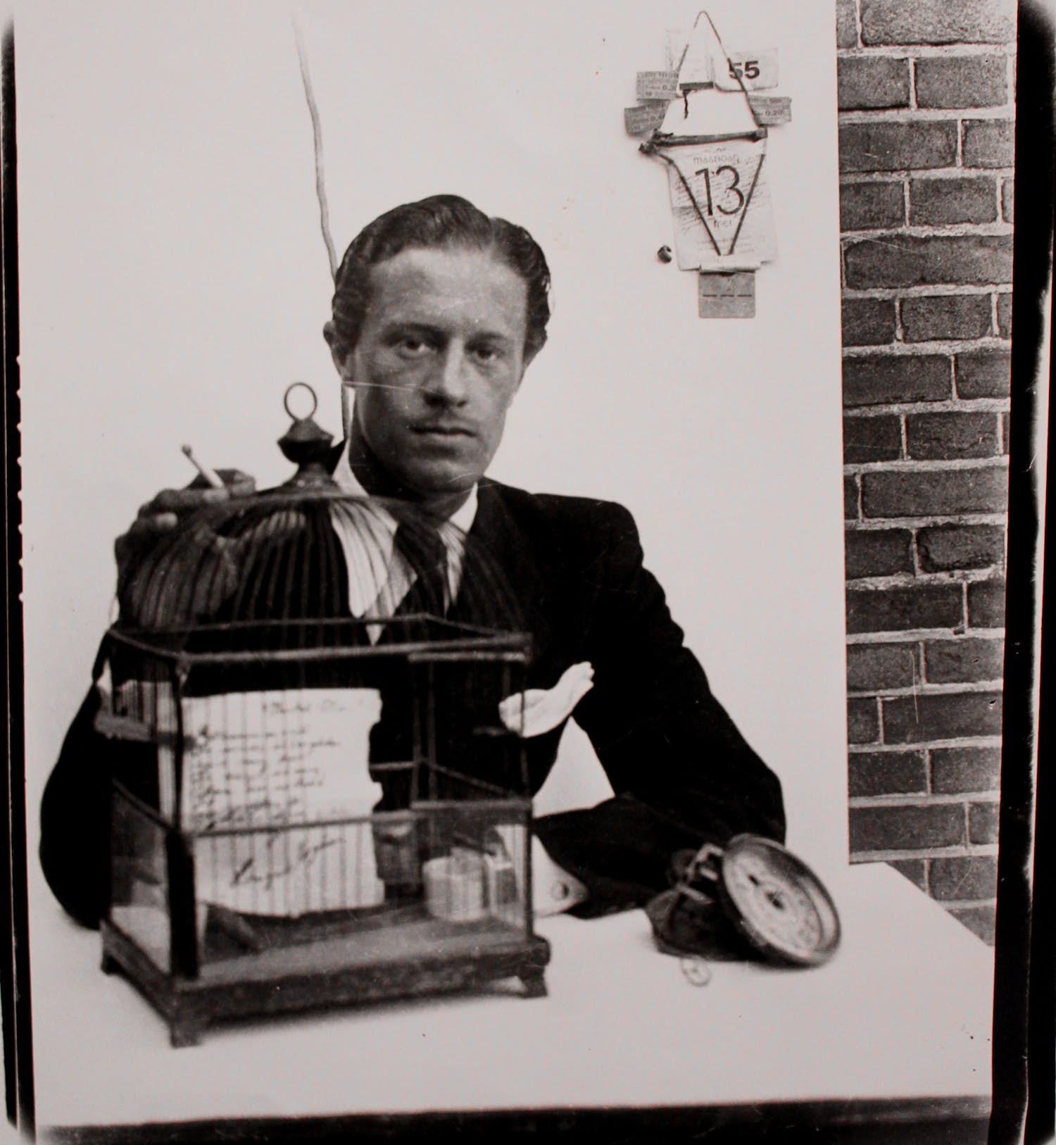 Eugène Brands - Foto: Zelfportret met vogelkooi - 1983 verkocht voor € 250!