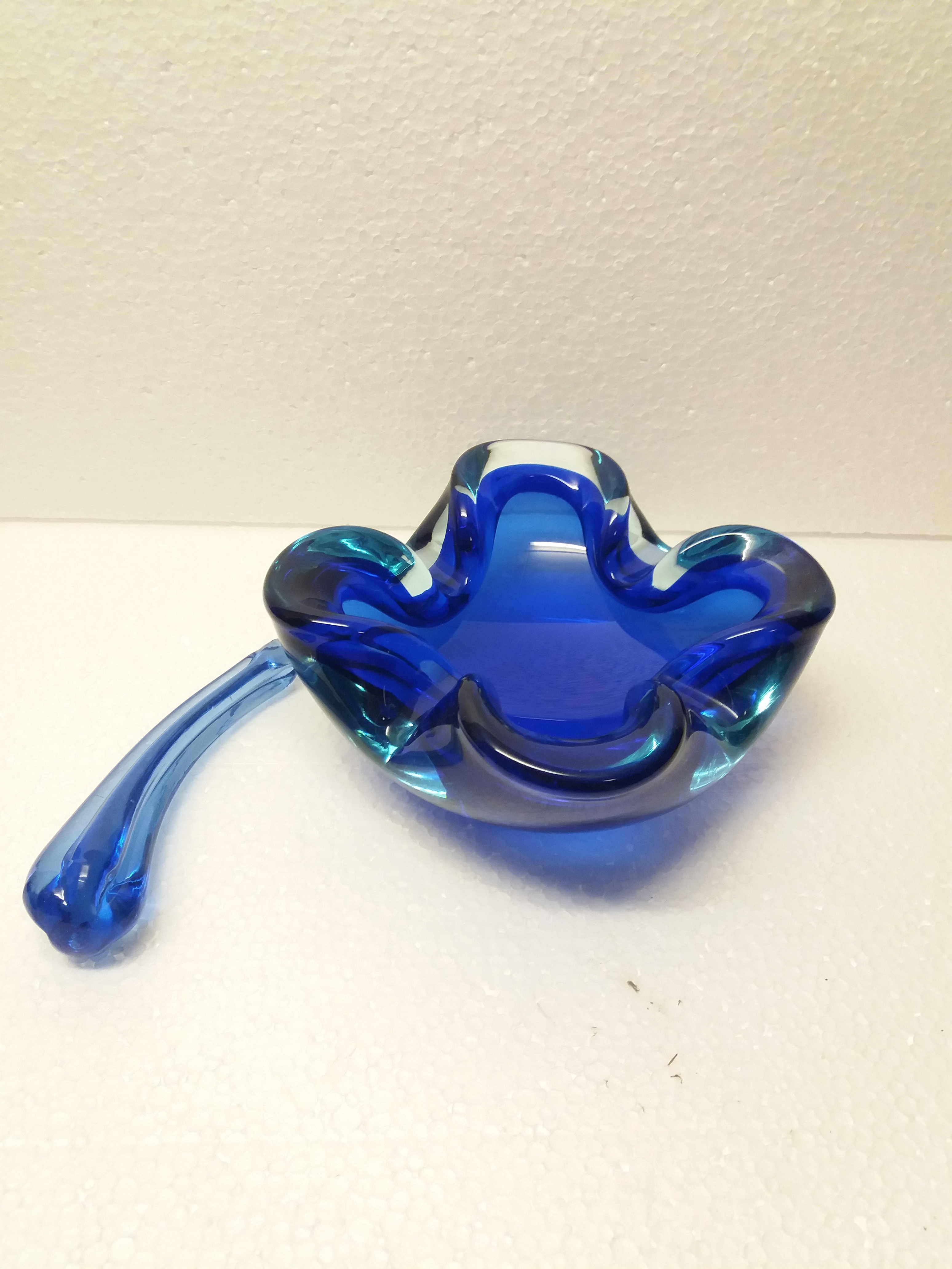 Niet of onleesbaar gesigneerd - onleesbaar signatuur Mooie glazen asbak met stamper kobalt blauw uit jaren '60 kopen? Bied vanaf 1!