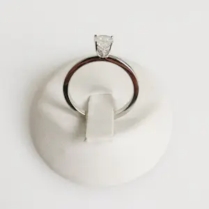 Solitaire ring met peervormige illusiezetting kopen? Bied vanaf 900!