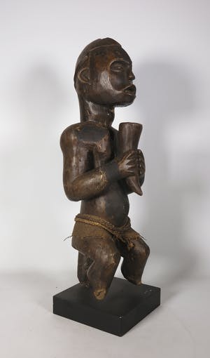 Fang - Hout, Zittende mannenfiguur met hoorn kopen? Bied vanaf 1!