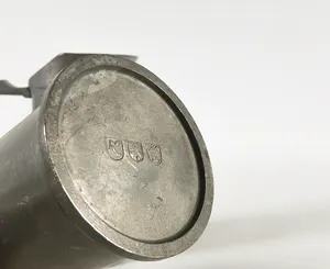 Niet of onleesbaar gesigneerd - Lot van twee tinnen maatbekers en drie borden kopen? Bied vanaf 1!