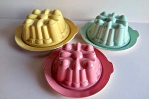 Firma Regout & Co - Antieke Puddingvormen met schotel - 3 kleuren (!)- Stapelbaar - Gemerkt kopen? Bied vanaf 129!