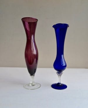 Niet of onleesbaar gesigneerd - Twee sierlijke vaasjes op geslepen stengel - Gekleurd glas kopen? Bied vanaf 1!