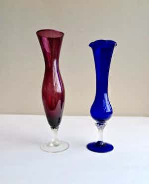 Niet of onleesbaar gesigneerd - Twee sierlijke vaasjes op geslepen stengel - Gekleurd glas verkocht voor € 1!