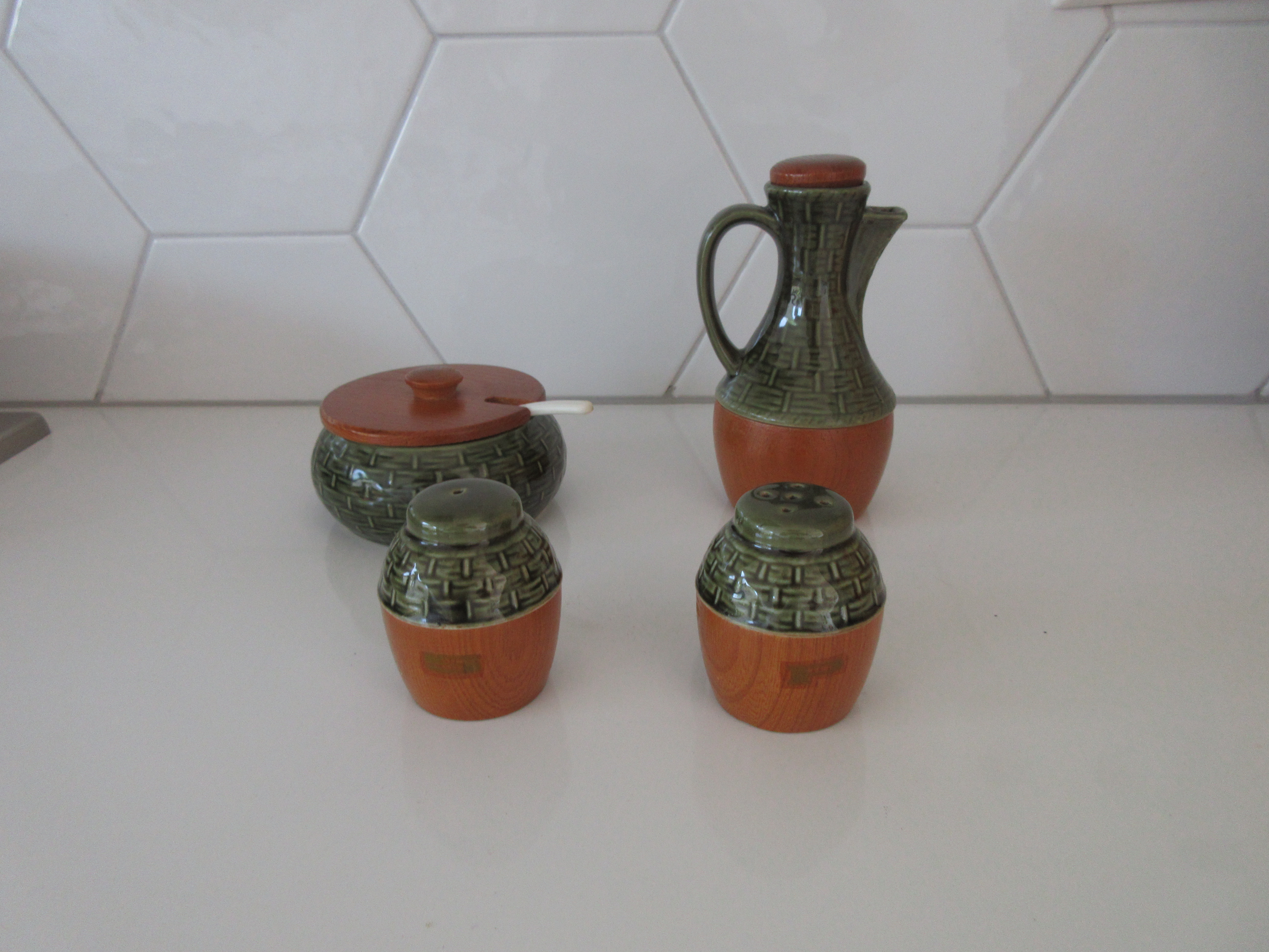 Niet of onleesbaar gesigneerd - Vintage Japans seventies groen aardewerken en houten tafelset verkocht voor € 1!