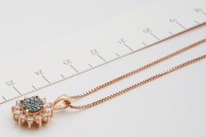 2537 - 14 Krt rose-gouden dames Halssierraad met diamanten hanger - 0.40ct kopen? Bied vanaf 220!