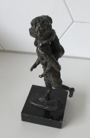 Astrid Veldhuyzen-Koppen - Bronzen Beeld Rennende moeder met kind op haar rug kopen? Bied vanaf 48!
