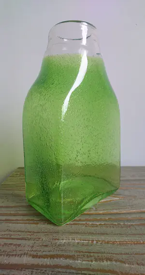 Niet of onleesbaar gesigneerd - Glazen gifgroene blokvaas met ingesloten luchtbellen kopen? Bied vanaf 1!