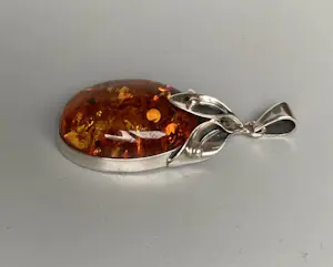 Internationaal Zilver - 925 - grote hanger barnsteen in florale setting kopen? Bied vanaf 90!