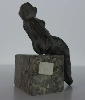 Lia van Vugt - Vrouwelijk brons figuur zittend op steen kopen? Bied vanaf 80!