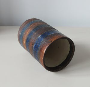 Wim Fiege - Roestbruin en blauw gestreept aardewerk vaasje kopen? Bied vanaf 18!