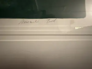 Annemiki Bok - The Market – intiem tafereel in zeefdruk met moeder en kind – ingelijst kopen? Bied vanaf 500!