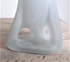 Curiosa - Handgeblazen design vaas/kunst sculptuur: vermoedelijk Fidrio met White Granulat kopen? Bied vanaf 1!