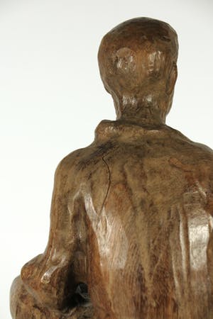 Niet of onleesbaar gesigneerd - Houten sculptuur, Zittende man kopen? Bied vanaf 10!