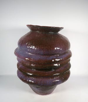 Peter von Hartsvelt Müller - Aardewerk, Bruin en paars geribbelde vaas (Groot) kopen? Bied vanaf 70!