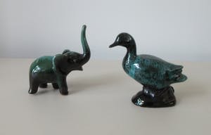 Niet of onleesbaar gesigneerd - Blue Mountain Pottery - Beeldje van een eend en een olifant kopen? Bied vanaf 1!